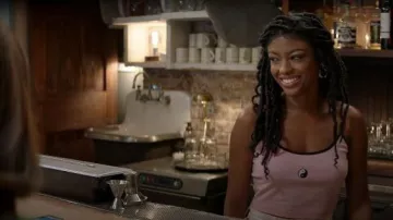 UO rose yin yang brodé recadrée camisole porté par Ali plus Fine (Javicia Leslie) en Dieu Me demande d'ami de la Saison 02 Épisode 03