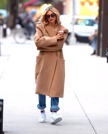 Balenciaga chaleco antibalas suspendido jaune acide para hombres usado por Hailey Baldwin Nueva York, 12 de octubre de 2019