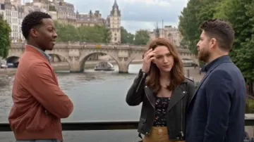La réforme Floral de la Cravate de l'Épaule Droite Col Haut porté par Cara Bloom (Violet Beane) en Dieu Me demande d'ami de la Saison 02 Épisode 03