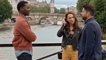 Iro Veste en Cuir Noir porté par Cara Bloom (Violet Beane) en Dieu demande d'ami Me Saison 2 Épisode 3