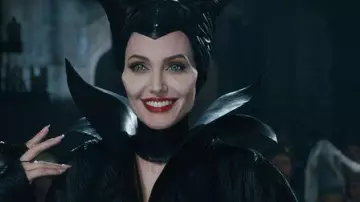 La coiffe avec cornes de Maleficent (Angelina Jolie) dans Maléfique : Le Pouvoir du Mal