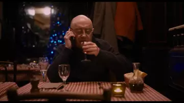Le pull gris porté par Serge (Michel Blanc) dans le film Docteur ?