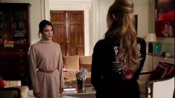 La robe pull marron Maison Margiela portée par Cristal Flores (Nathalie Kelley) dans la série Dynastie (S01E15)