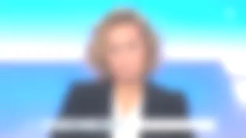 La veste noire de Caroline Roux dans C dans l'air