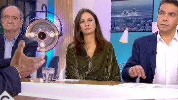 La robe midi asymétrique en velours côtelé satiné Vert de Marion Ruggieri dans C à vous le 14.10.2019