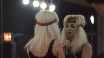 Le bandeau anti-sueur de Winter Anderson (Billie Catherine Lourd) dans American Horror Story (S09E04)