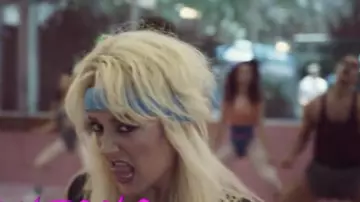 Le bandeau anti-sueur de Winter Anderson (Billie Catherine Lourd) dans American Horror Story (S09E01)