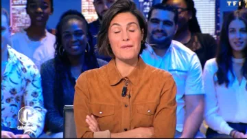 La camisa de ante marrón de Alessandra Sublet en C'est Canteloup el 14.10.2019