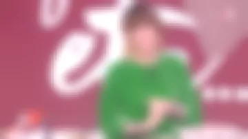 The top green long sleeves and loose, rendering it soft and contemporary of Daphne Bürki in I love you etc... the 10.10.2019