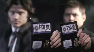 Le badge FBI de Dean Winchester (Jensen Ackles) dans Supernatural