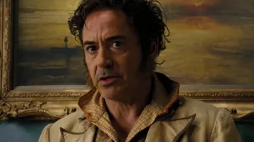 La camisa del Dr. John Dolittle (Robert Downey Jr.) en El viaje del Dr. Dolittle