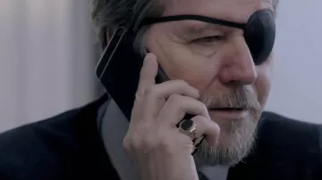 Bague en onyx noir porté par Ézéchiel Mannings (Gary Oldman) dans Le Courier