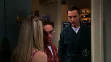 La robe de chambre portée par Sheldon Cooper (Jim Parsons) dans la série The Big Bang Theory (S04E09)