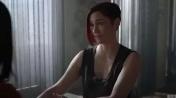 James perse camiseta sin mangas delantera de bolsillo gris usada por Alex Danvers (Chyler Leigh) en Supergirl Temporada 05 Episodio 02