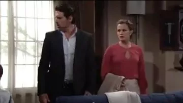 Top de Joie abekwa usado por chelsea lawson (Melissa Claire Egan) como se ve en The Young and the Restless 10 de octubre de 2019
