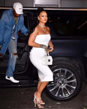 Sandalias cuadradas de cuero tacón Fenty T en gris ostra usadas por Rihanna Porcelain Ball 12 de octubre de 2019