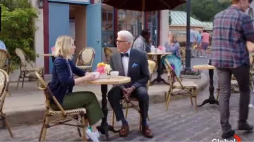 Adidas originals zapatillas blancas stan smith usadas por Eleanor Shellstrop (Kristen Bell) en The Good Place Temporada 4 Episodio 3