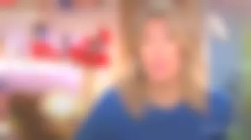 Le pull bleu col rond de Agathe Lecaron dans La maison des maternelles le 15.10.2019