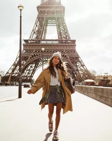 Plaid mini skirt worn by Julie Sariñana on the Instagram account @sincerelyjules Eiffel Tower, Paris Mars 28, 2019