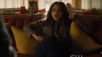 Rag & bone dark bleu nina indigo des jeans skinny porté par Maggie Vera (Sarah Jeffery) dans Charmed Saison 2 Épisode 1