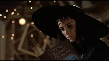 El capline negro usado por Lydia Deetz (Winona Ryder) en Beetlejuice
