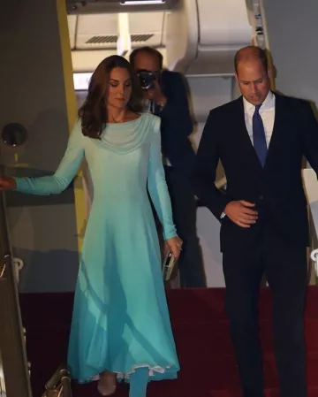 Clutch de brillo crema Zeen usado por Catherine, Duquesa de la Base de la Fuerza Aérea Pakastani de Cambridge 14 de octubre de 2019