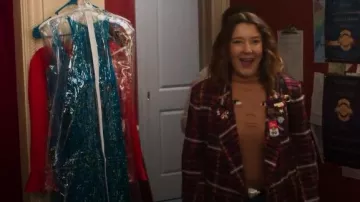 Badge bomb green coffee cup pin worn by Nonnie Thompson (Kimmy Shields) in Insatiable Season 02 Episode 01