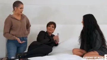 Good american blue good waist crop raw edge jeans usados por ella misma (Khloé Kardashian) en Keeping Up with the Kardashians Temporada 17 Episodio 5