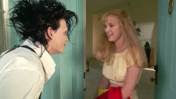 La blusa amarilla bardot usada por Kim (Winona Ryder) en Edward with Silver Hands
