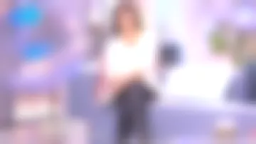 Les bottines en cuir grainé clouté noir de Faustine Bollaert dans Ça commence aujourd'hui le 15.10.2019