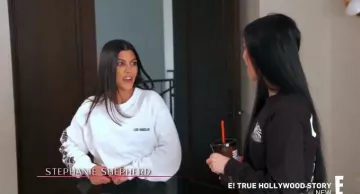 Pablo blanco suministro lobos camiseta blanca de manga larga usada por ella misma (Kourtney Kardashian) en Keeping Up with the Kardashians Temporada 17 Episodio 5