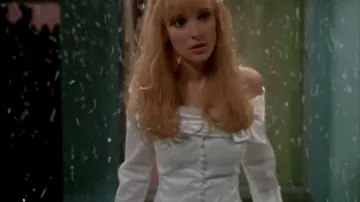 El vestido blanco a hombros desnudos usado por Kim (Winona Ryder) en Edward with Silver Hands