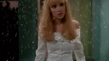 La robe blanche épaules nues portée par Kim (Winona Ryder) dans Edward aux mains d'argent