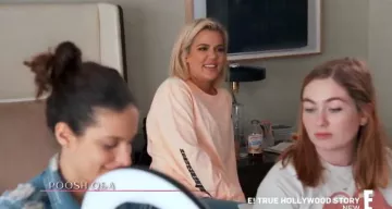 Yeezy Adidas calabasas top naranja neón de manga larga usado por ella misma (Khloé Kardashian) en Keeping Up with the Kardashians Temporada 17 Episodio 5