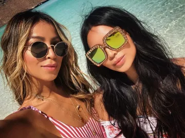 Maillot de bain rouge et blanc porté par Julie Sariñana sur l'Instagram account @sincerelyjules de Baja California sur, le Mexique Mars 11, 2019