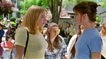 Le pull jaune manches courtes de Tatum Riley (Rose McGowan) dans Scream