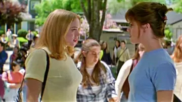 The sweater yellow short sleeve Tatum Riley (Rose McGowan) in Scream