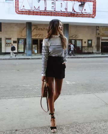 Pleated shorts worn by Julie Sariñana on the Instagram account  @sincerelyjules September 18, 2019
