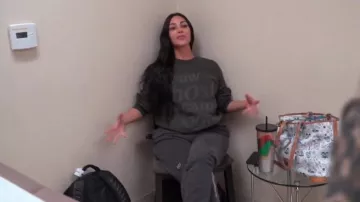 Pantalones de chándal grises Yeezy calabasas usados por Kim Kardashian en Keeping Up with the Kardashians Temporada 17 Episodio 5