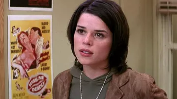 The jacket in the brown suede of Sidney Prescott (Neve Campbell) in Scream 2