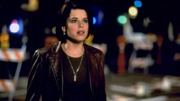 The brown leather jacket vintage Sidney Prescott (Neve Campbell) in Scream 2