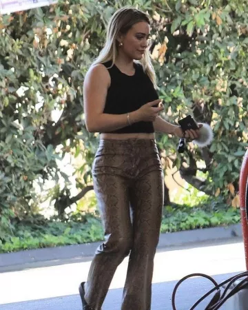 Gucci brixton horsebit detallado mocasines de tacón plegables de cuero usados por Hilary Duff Getting Gas 13 de octubre de 2019