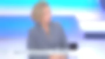 La veste de tailleur en flanelle rayures tennis de Caroline Roux dans C dans l'air le 09.10.2019