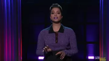 Rachel comey collins haut en violet porté par Lilly Singh sur Un Peu de Retard avec Lilly Singh 30 septembre 2019