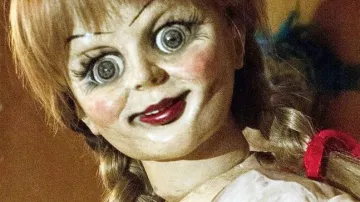 Le masque et la perruque de la poupée dans Annabelle