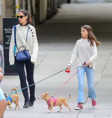 Wardrobe.Nyc zip cuff jersey leggings worn by Katie Holmes New York City October 13, 2019