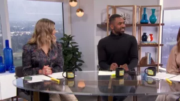 Maje riley marine à motifs cachemire à manches longues swing robe portée par Carissa Loethen Culiner sur E! News Le 14 Octobre 2019