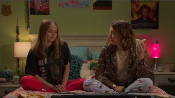 Camiseta gráfica de estampado de tigre gris de gran tamaño de Anine bing usada por Patty Bladell (Debby Ryan) en Insatiable Temporada 02 Episodio 02