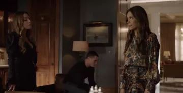 Jaguar impression georgette midi robe portée par Cristal Jennings (Daniella Alonso) dans la Dynastie Saison 3 Épisode 1