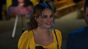 Collar colgante de rosa de oro Reya jewlery usado por Patty Bladell (Debby Ryan) en Insatiable Temporada 02 Episodio 02